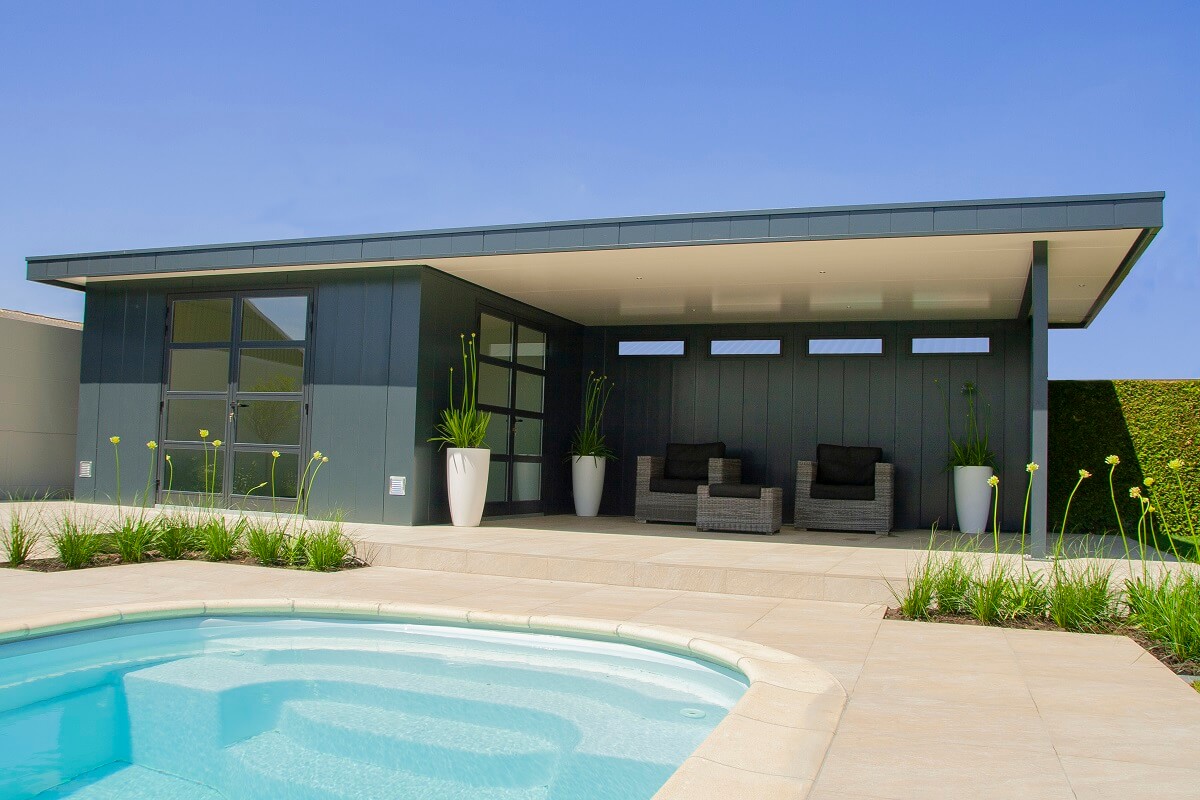 Luxe tuinhuis met overkapping aan zwembad